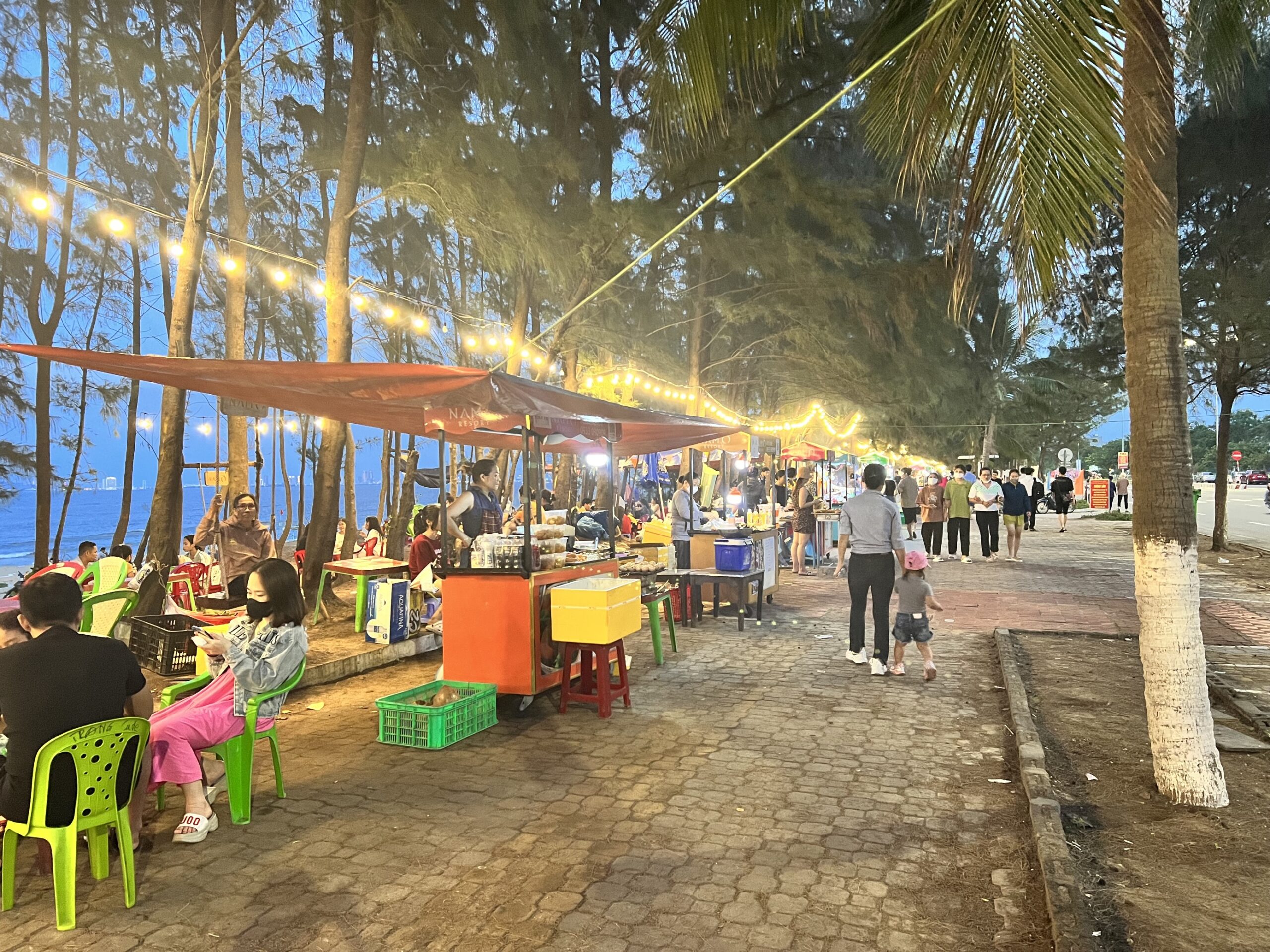 Khu vực Tuyến phố ăn vặt Nam Ô thu hút hàng ngàn lượt khách đến vui chơi mỗi ngày.